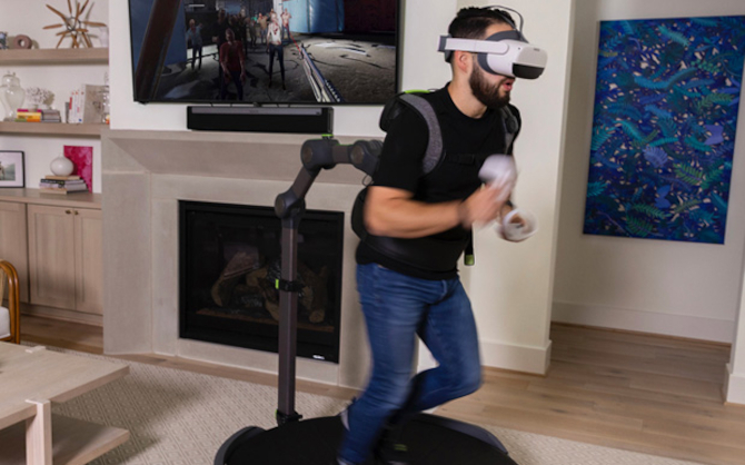 Virtuix Omni One - bieżnia dla graczy korzystających z gogli VR nareszcie trafi do sprzedaży. Będzie jednak droższa, niż zakładano [2]