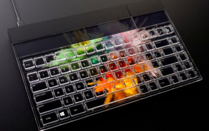 Flux Keyboard – niecodzienna, przezroczysta klawiatura z wbudowanym wyświetlaczem i dodatkowymi modułami [1]