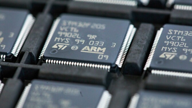ARM plans to make its own chips for smartphones and laptops using Intel factories [2]