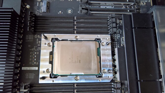 Polski overclocker bije rekord świata w podkręcaniu 56-rdzeniowego procesora Intel Xeon w9-3495X na ciekłym azocie [2]