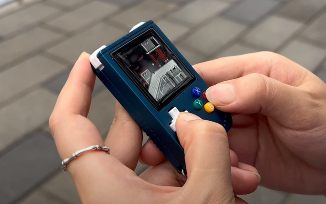 Anbernic RG Nano - handheld do retro gier, który z powodzeniem może służyć za breloczek do kluczy [1]