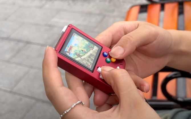 Anbernic RG Nano - handheld do retro gier, który z powodzeniem może służyć za breloczek do kluczy [3]