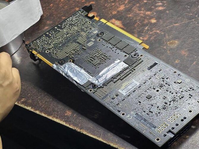 NVIDIA GeForce RTX 2080 Ti - karta graficzna po modyfikacji jest w stanie obsłużyć 44 GB pamięci VRAM [3]