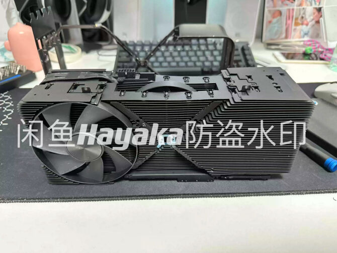 NVIDIA GeForce RTX 4090 Ti - wyciekły zdjęcia 4-slotowego prototypu z ukrytym trzecim wentylatorem [4]