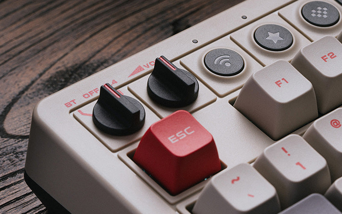 8BitDo Retro Mechanical Keyboard - mechaniczna klawiatura w formacie TKL, która przypadnie do gustu fanom retro konsol [4]
