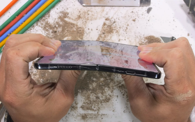 Samsung Galaxy Z Fold5 poddany ekstremalnym testom. Jak wytrzymały jest flagowy składany smartfon? [11]