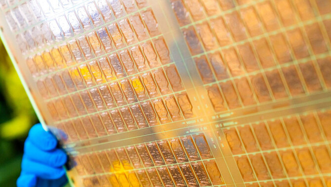 Intel planuje wykorzystywać szklany substrat do produkcji chipów. Nowe rozwiązanie może trafić do procesorów i kart graficznych [1]