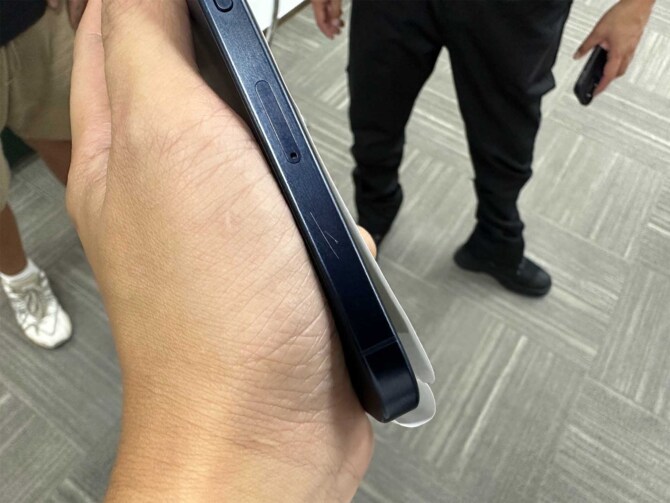 Apple iPhone 15 Pro - trzymanie smartfona w rękach może chwilowo zmienić kolor ramki. Zakup etui obowiązkowy? [1]