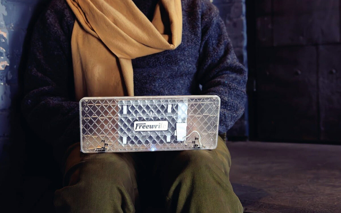 Freewrite Traveler Ghost Edition - odświeżona edycja urządzenia z ekranem E-Ink, które jest nowoczesną maszyną do pisania [6]