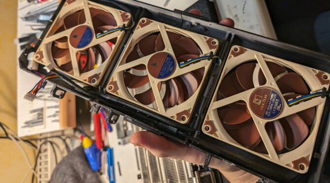 NVIDIA GeForce RTX 4090 - użytkownik przygotował własne chłodzenie karty, korzystając z wentylatorów firmy Noctua  [3]