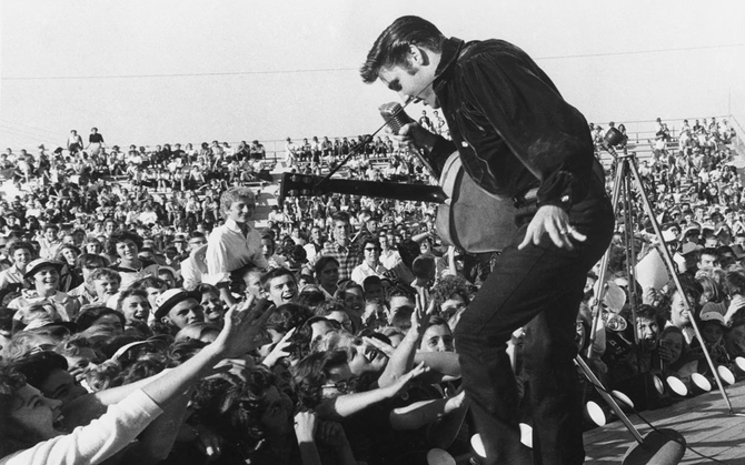 Elvis Presley powróci na scenę jeszcze w 2024 roku. Wszystko dzięki technologii związanej z AI i cyfrową projekcją [3]