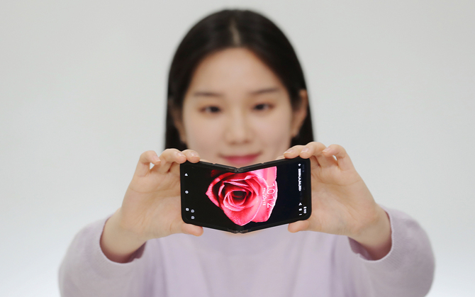 Samsung Display - nadciąga nowa generacja wyświetlaczy. Na rynek wkroczą zwijane panele OLED, czy też składane w obie strony [1]