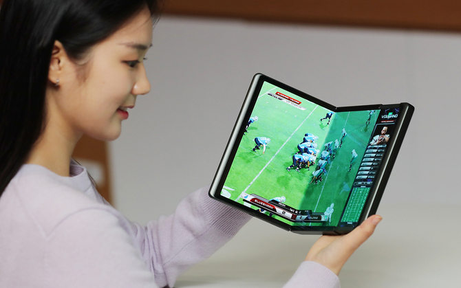 Samsung Display - nadciąga nowa generacja wyświetlaczy. Na rynek wkroczą zwijane panele OLED, czy też składane w obie strony [3]