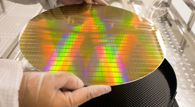 NVIDIA będzie współpracowała z Intelem przy pakowaniu chipów wykorzystywanych do obsługi sztucznej inteligencji [2]