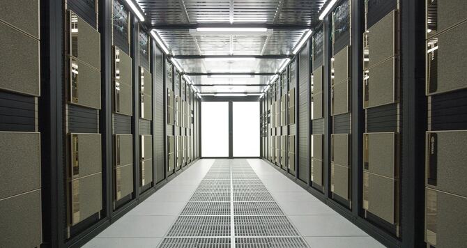 NVIDIA po raz pierwszy pokazuje swój superkomputer Eos. Sprzęt zajmuje wysokie miejsce w rankingu najszybszych maszyn [1]