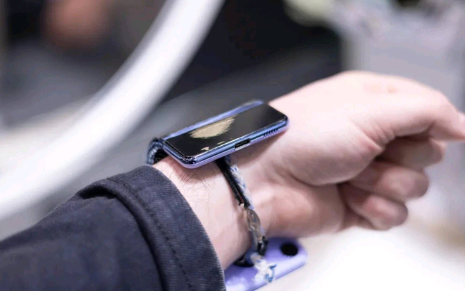 Samsung Cling Band - kolejny smartfon, który założymy na nadgarstek. Samsung Display prezentuje nowości na MWC 2024 [4]