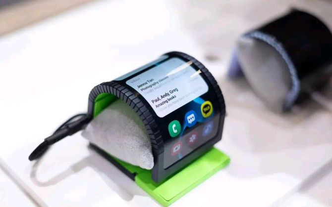 Samsung Cling Band - kolejny smartfon, który założymy na nadgarstek. Samsung Display prezentuje nowości na MWC 2024 [1]