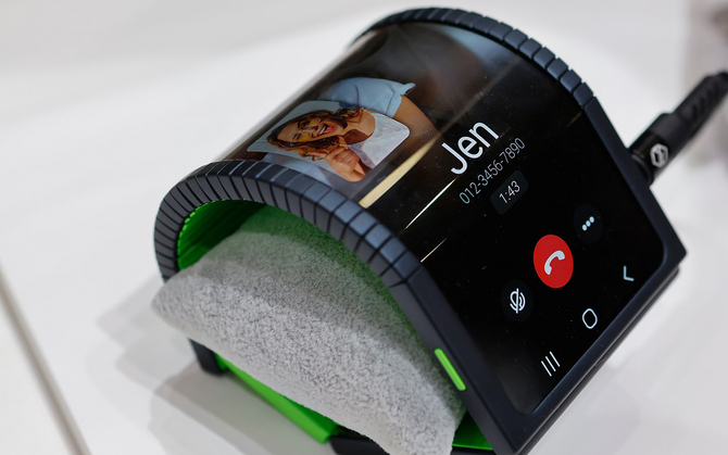 Samsung Cling Band - kolejny smartfon, który założymy na nadgarstek. Samsung Display prezentuje nowości na MWC 2024 [2]