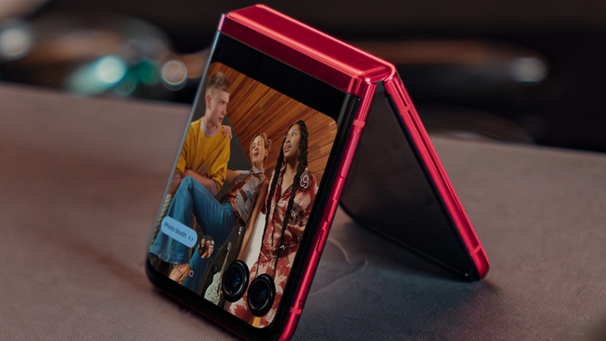 Motorola razr 50 - poznaliśmy specyfikację i design smartfona. Na pokładzie duży ekran zewnętrzny OLED i układ Dimensity 7300X [6]