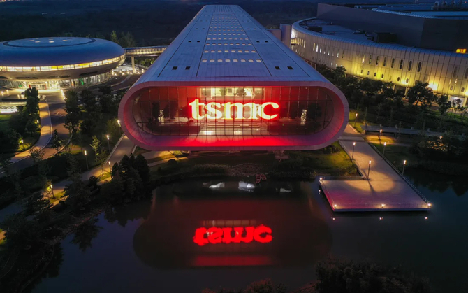 TSMC pracuje nad nowymi prostokątnymi podłożami do pakowania zaawansowanych układów dla sztucznej inteligencji [1]