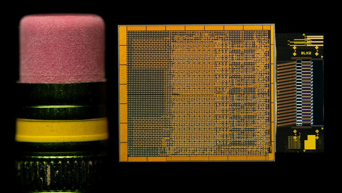 Intel prezentuje prototyp optycznego, zintegrowanego chipletu I/O dla centrów obliczeniowych i serwerów AI [2]