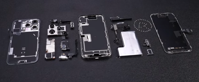 Jak wygląda demontaż iPhone 16 Pro? Naprawa wygląda na skomplikowaną, a ceny odpłatnej obsługi w serwisie przerażają [2]