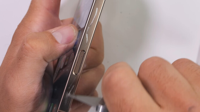 Apple iPhone 16 Pro Max przetestowany pod kątem wytrzymałości na zarysowania i wyginanie. Zabrakło znaczących zmian [4]