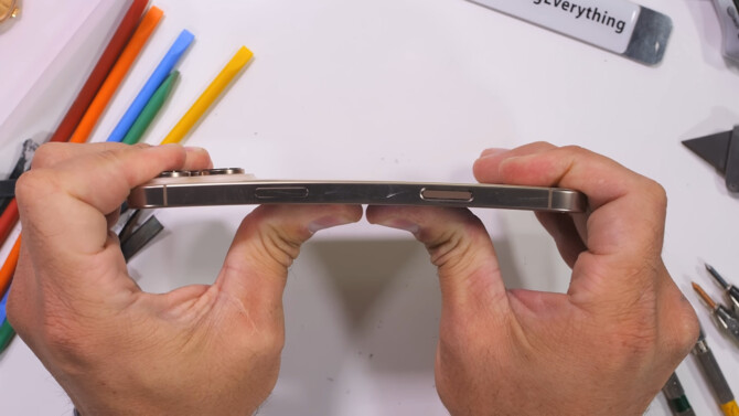 Apple iPhone 16 Pro Max przetestowany pod kątem wytrzymałości na zarysowania i wyginanie. Zabrakło znaczących zmian [5]