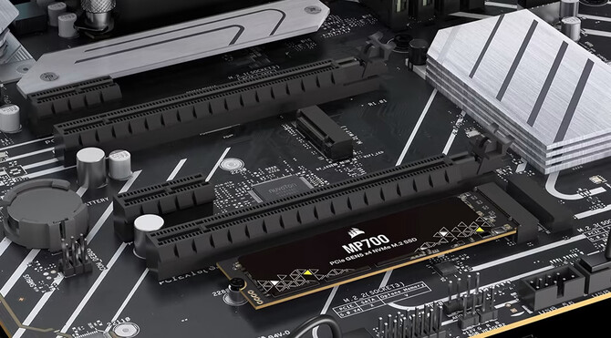 Płyty główne z chipsetem X670E mają problemy z obsługą nośników SSD PCIe 5.0. Skutkuje to dramatycznym spadkiem transferu [1]