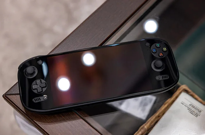 AYN Odin2 Portal - nowy handheld z układem Snapdragon 8 Gen 2, ekranem OLED i systemem Android. Aktywne chłodzenie i Wi-Fi 7 [4]