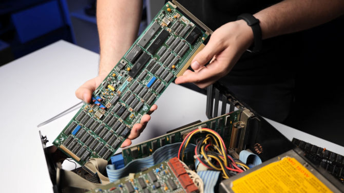 IBM 5150 - polski entuzjasta wskrzesza jeden z pierwszych komputerów osobistych w historii. Od niego rozpoczął się MS-DOS [2]