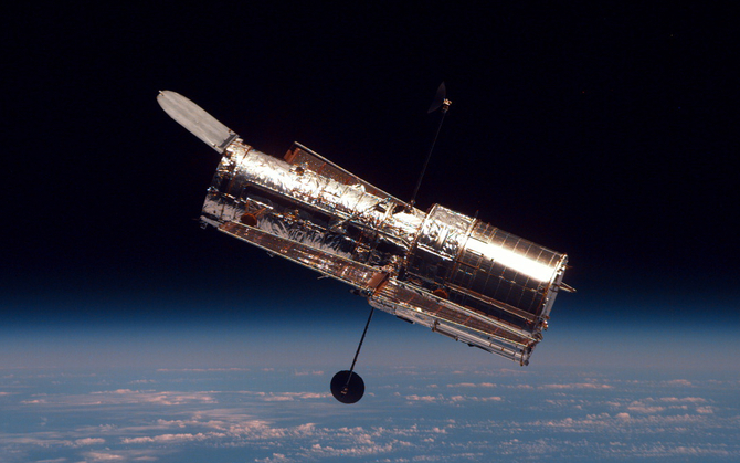 Teleskop Hubble'a przedstawia galaktykę NGC 1672 i jej gasnącą supernową. NASA publikuje bardzo szczegółowe zdjęcie [nc1]