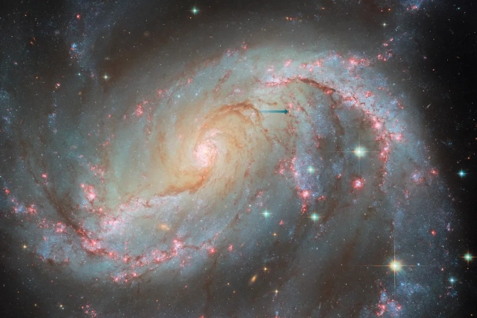 Teleskop Hubble'a przedstawia galaktykę NGC 1672 i jej gasnącą supernową. NASA publikuje bardzo szczegółowe zdjęcie [nc1]