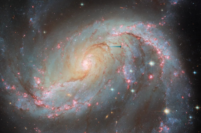 Teleskop Hubble'a przedstawia galaktykę NGC 1672 i jej gasnącą supernową. NASA publikuje bardzo szczegółowe zdjęcie [nc2]