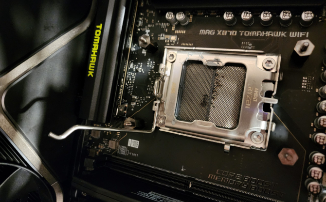 MSI reaguje na przypadki spalenia procesorów AMD Ryzen 7 9800X3D na płycie głównej MSI MAG X870 Tomahawk WiFi [1]