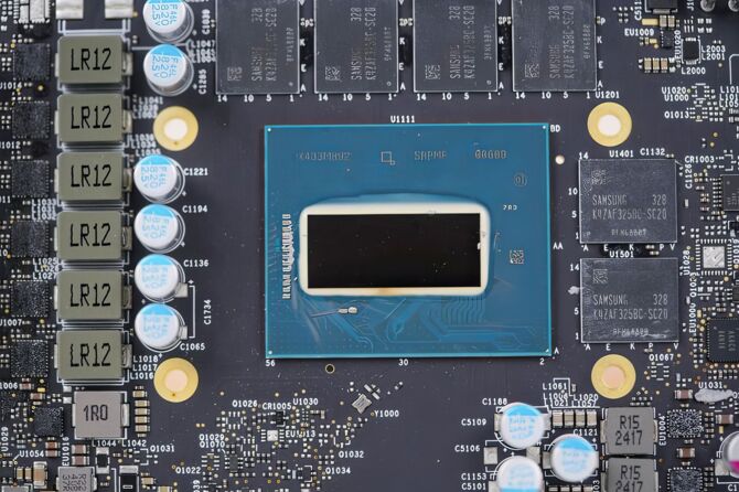 Intel ARC B580 Limited Edition - rzut oka na laminat karty graficznej. Na pokładzie ulokowano pamięci Samsung GDDR6 20 Gbps [1]