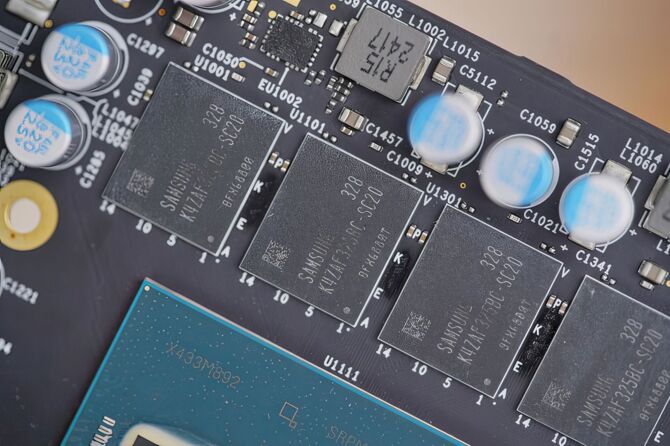 Intel ARC B580 Limited Edition - rzut oka na laminat karty graficznej. Na pokładzie ulokowano pamięci Samsung GDDR6 20 Gbps [2]
