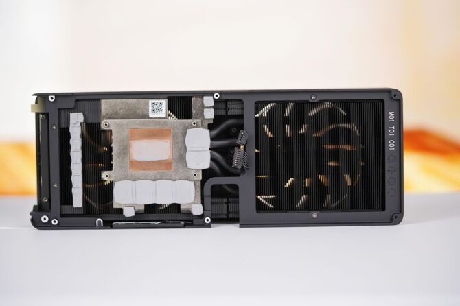 Intel ARC B580 Limited Edition - rzut oka na laminat karty graficznej. Na pokładzie ulokowano pamięci Samsung GDDR6 20 Gbps [3]