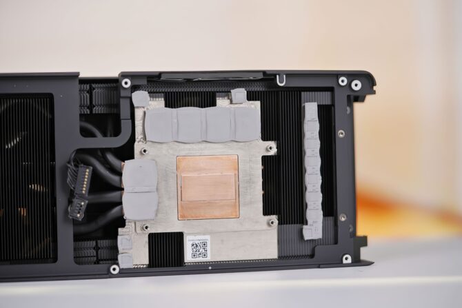 Intel ARC B580 Limited Edition - rzut oka na laminat karty graficznej. Na pokładzie ulokowano pamięci Samsung GDDR6 20 Gbps [4]