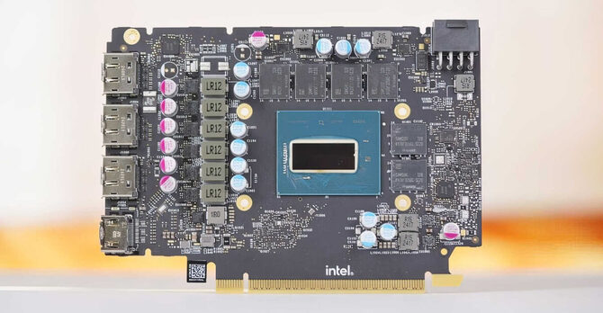 Intel ARC B580 Limited Edition - rzut oka na laminat karty graficznej. Na pokładzie ulokowano pamięci Samsung GDDR6 20 Gbps [5]