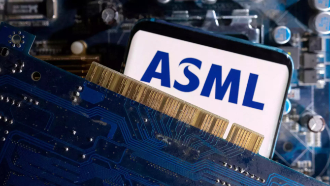 Były inżynier ASML oskarżony o kradzież dokumentów i próbę sprzedania ich Rosji. Wkrótce stanie przed sądem [1]