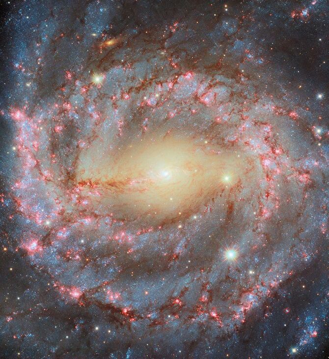 Znakomite zdjęcia galaktyk NGC 5643 i UGC 10043. NASA po raz kolejny chwali się możliwościami teleskopu Hubble'a [4]