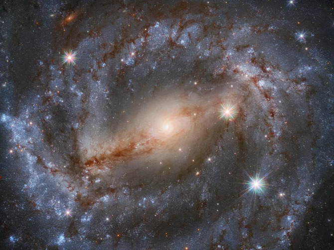 Znakomite zdjęcia galaktyk NGC 5643 i UGC 10043. NASA po raz kolejny chwali się możliwościami teleskopu Hubble'a [3]