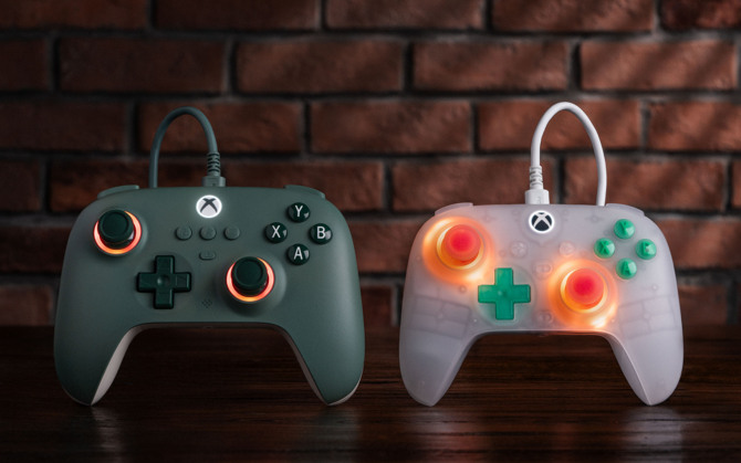 8BitDo Ultimate Mini Wired Controller for Xbox - niewielki kontroler do gier, który oferuje nietypowe podświetlenie RGB [2]