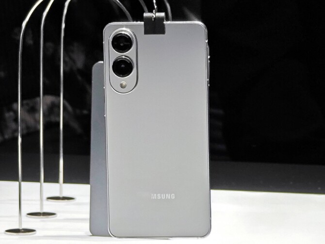 Samsung Galaxy S25 Edge - czwarty model z nowej serii flagowców doczekał się oficjalnej zapowiedzi. Póki co znamy tylko jego wygląd [3]