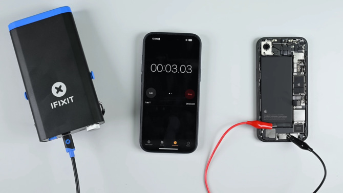 Apple iPhone 16e - proces demontażu urządzenia pokazuje kilka nowych rozwiązań, które ułatwiają naprawę smartfona [1]