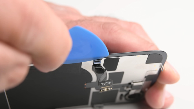 Apple iPhone 16e - proces demontażu urządzenia pokazuje kilka nowych rozwiązań, które ułatwiają naprawę smartfona [3]