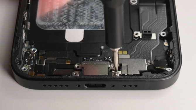 Apple iPhone 16e - proces demontażu urządzenia pokazuje kilka nowych rozwiązań, które ułatwiają naprawę smartfona [5]