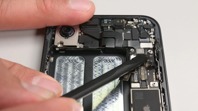 Apple iPhone 16e - proces demontażu urządzenia pokazuje kilka nowych rozwiązań, które ułatwiają naprawę smartfona [4]