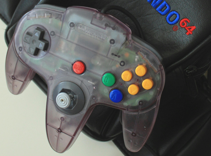 Nowy kontroler do gier od 8BitDo wzoruje się na tym z konsoli Nintendo 64. Wsparcie dla Windowsa, Androida i Nintendo Switch [3]